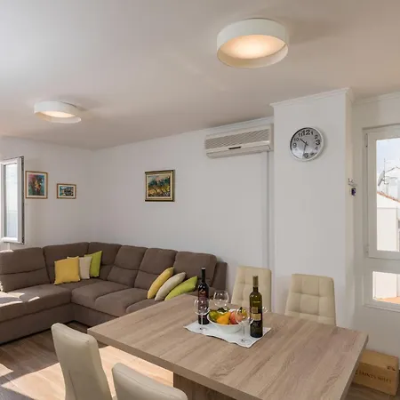 Gigi - Two Bedroom With Terrace And Sea View